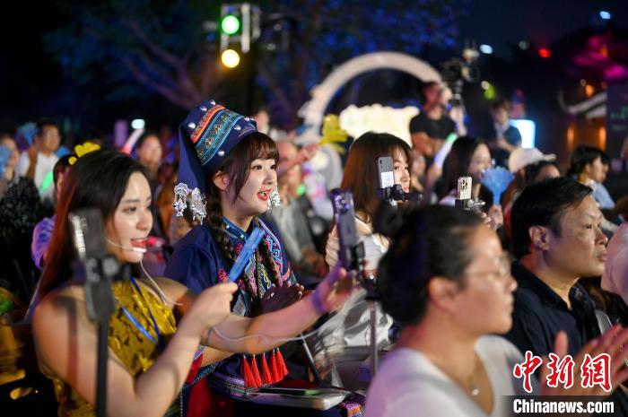图为主播身着壮乡民族服饰直播推介民歌表演。 俞靖 摄