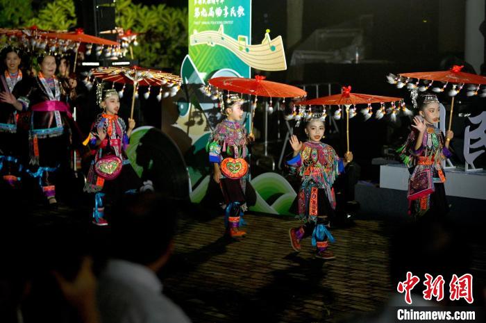 图为小歌手身着侗族服饰入场表演。 俞靖 摄