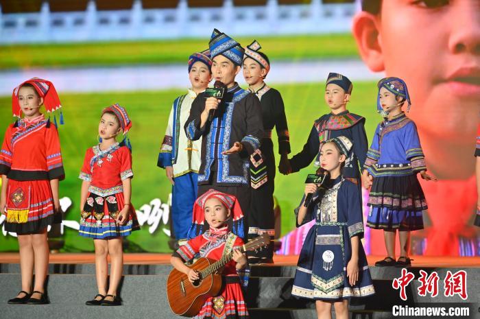 图为山歌少年演唱歌曲《心中的歌献给党》。 俞靖 摄