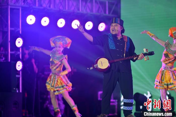 图为歌曲《壮乡兄弟爱喝酒》。 俞靖 摄