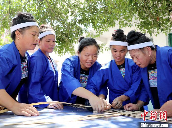 图为侗族妇女在学习竹编技艺。龚普康 摄