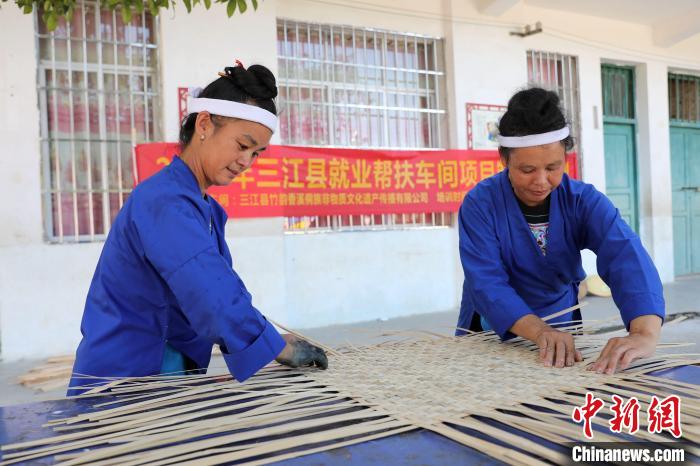 图为侗族妇女在学习竹编技艺。龚普康 摄