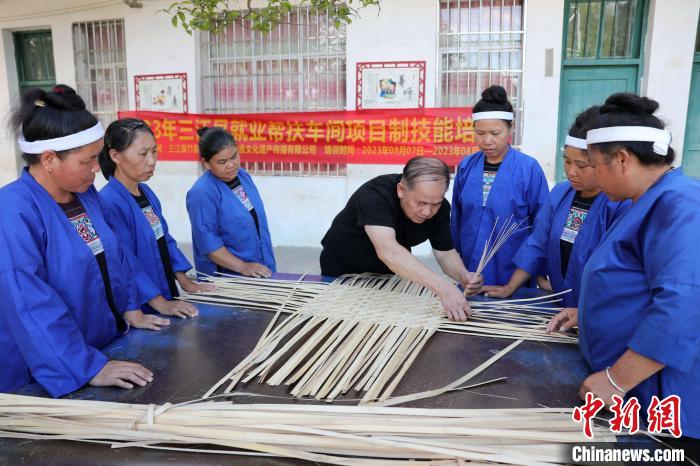 图为侗族妇女在学习竹编技艺。龚普康 摄