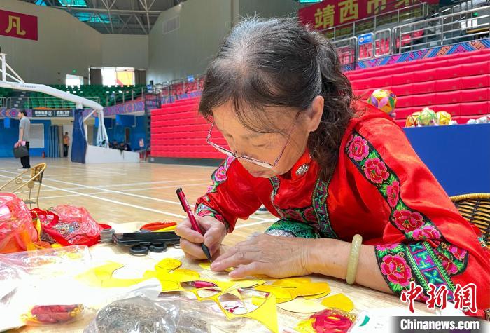 图为参赛选手正在绘制图样。王伟臣 摄