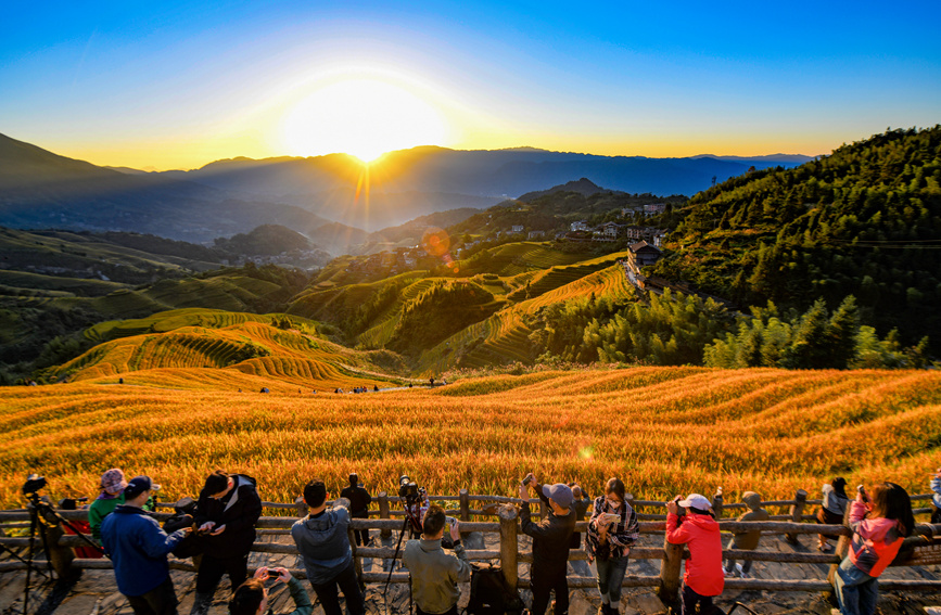 游客在景区观光游览。潘志祥摄