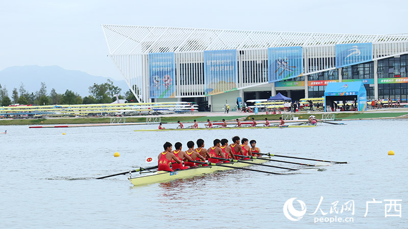 参赛队在赛场水域练习。人民网 付华周摄