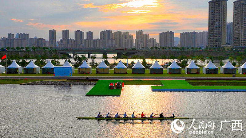 参赛队在夕阳下练习。人民网 付华周摄