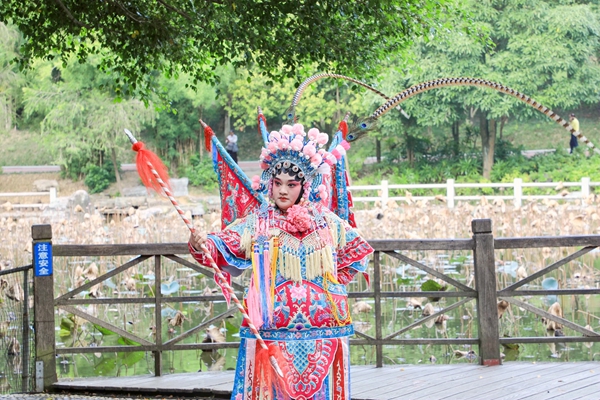 演员举手投足间韵味十足。王诗琴摄