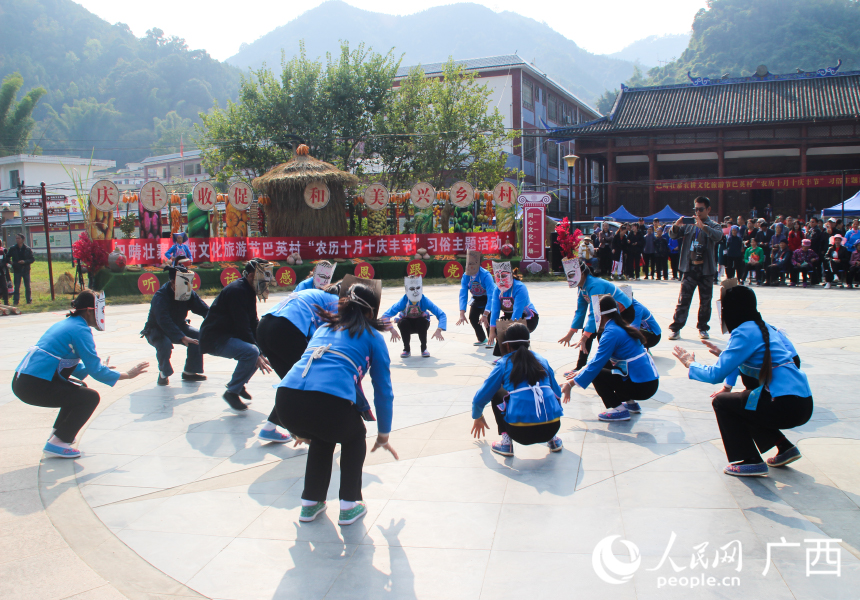 村民跳起蚂拐舞,祈求五谷丰登。人民网 何宁摄