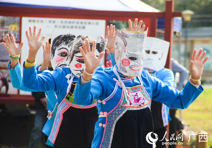 蚂拐舞表演。人民网 何宁摄
