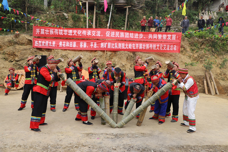 村民们在吹朋比