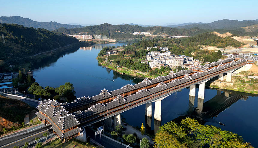 无人机航拍的三江侗族自治县宜阳风雨桥美景。