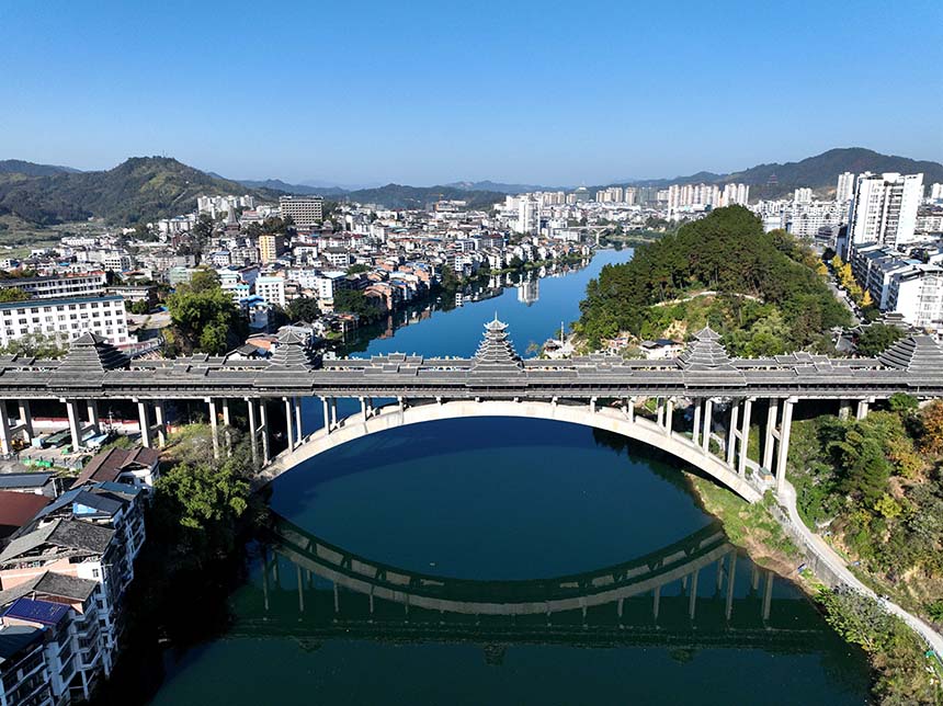 无人机航拍的三江侗族自治县三江风雨桥美景。