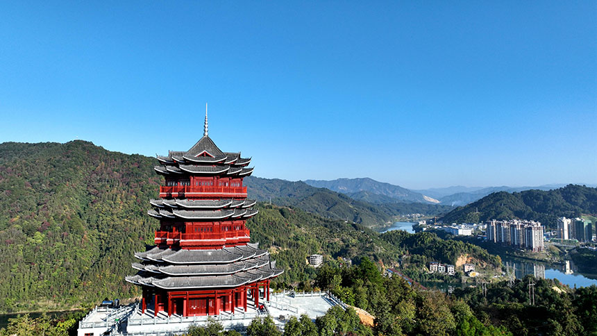 无人机航拍的三江侗族自治县月也公园浔江楼美景。