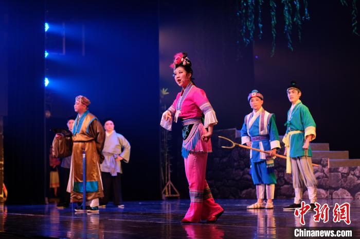 图为演员展示优美婉转的唱腔。刘俊聪 摄