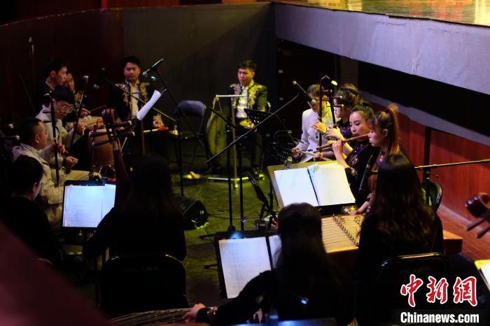 图为剧院在全编制乐队的基础上重新配器,创新性加入电声伴奏和声乐伴唱。刘俊聪 摄