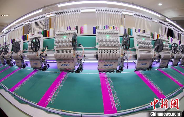 图为绣片生产过程中。龚普康 摄