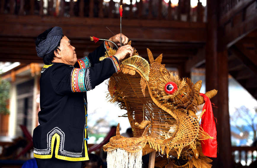 侗族村民在装饰“龙头”