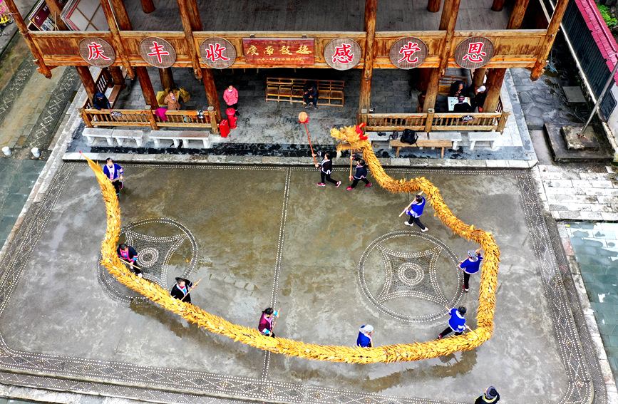 侗族村民在练习舞草龙