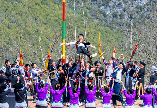 “苗山雄鹰”被高高抛起。黄福宁摄