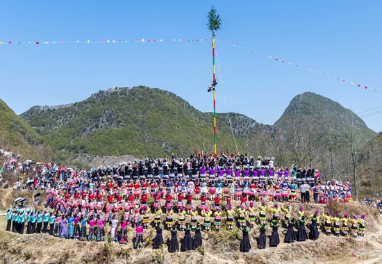 爬坡杆比赛现场。黄福宁摄