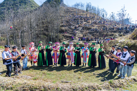 身着民族盛装的苗族青年男女载歌载舞。黄福宁摄