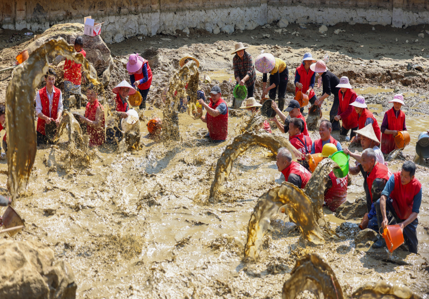 逐卜屯村民正在舀水。零银卿摄