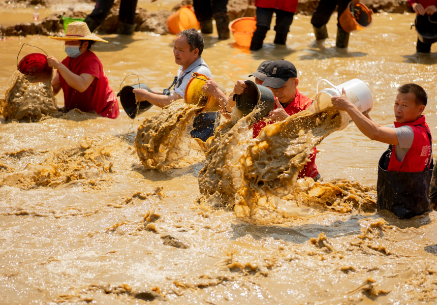 群众在舀水呐喊。黄丽华摄