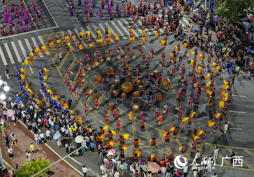 千人非遗展演燃情上演。人民网 雷琦竣摄