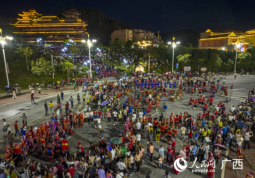 千人非遗展演燃情上演。人民网 雷琦竣摄