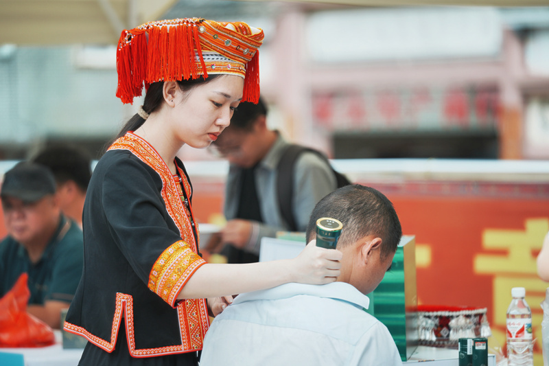 游客体验瑶医。盘斌摄
