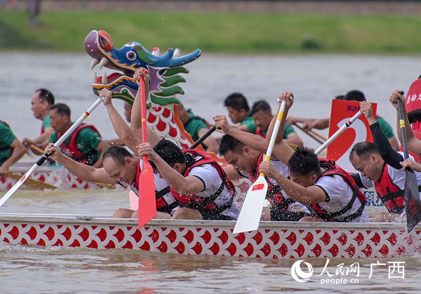 各龙舟队奋勇争先。人民网 雷琦竣摄