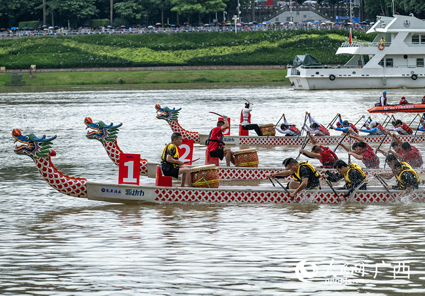 齐头并进的龙舟。人民网 雷琦竣摄