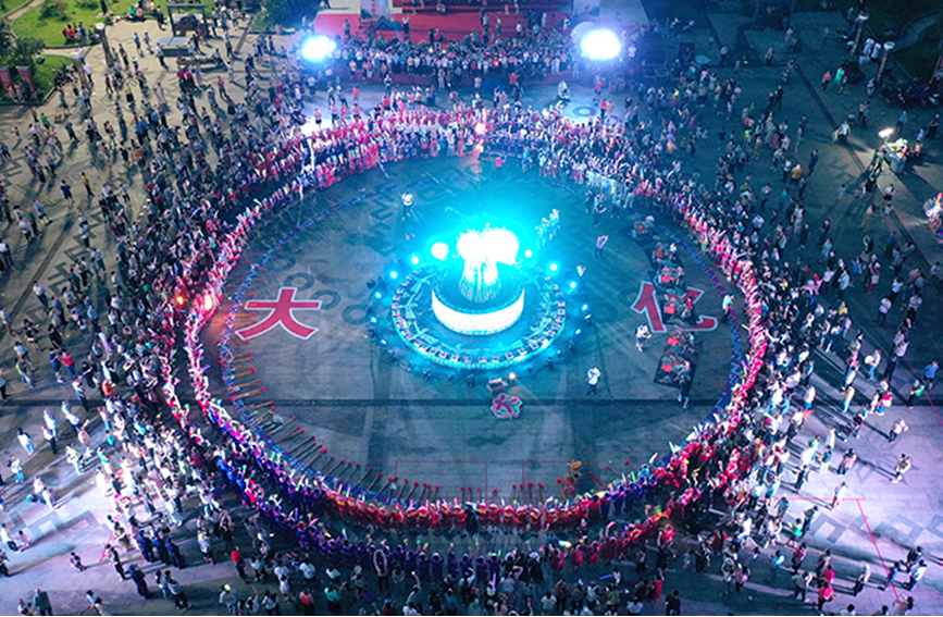 篝火晚会上,精彩非遗民俗节目轮番上演。高东风摄