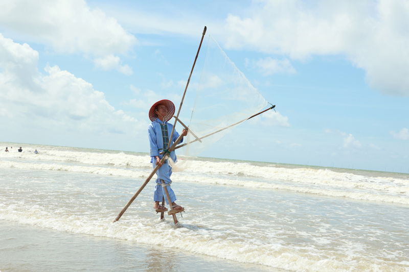 高跷捞虾展示。方平摄