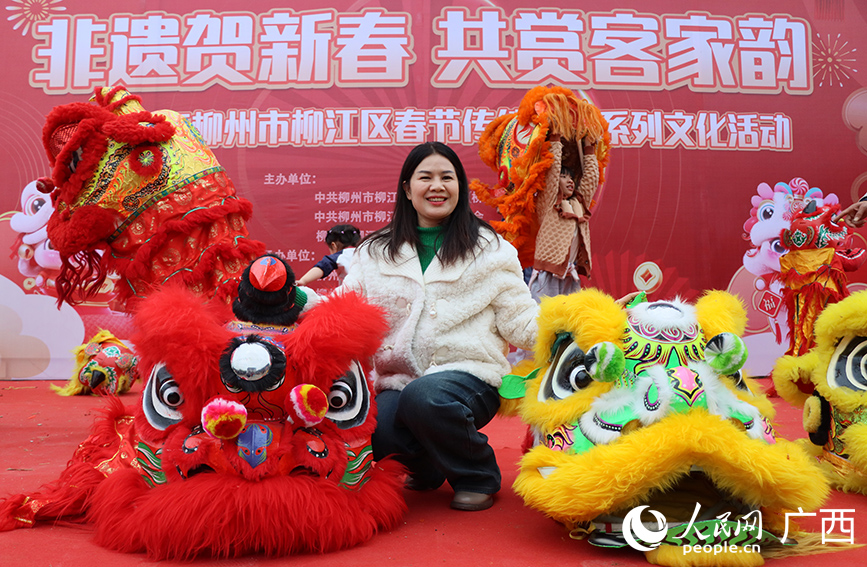 游客与彩狮合影。人民网 付华周摄