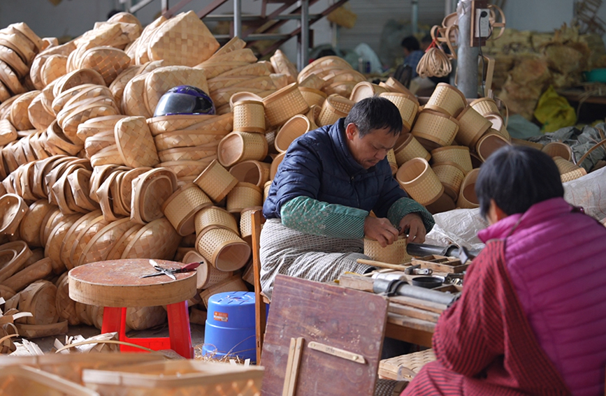 平山镇一手工作坊，工人正在编织实用提篮。饶小宇摄